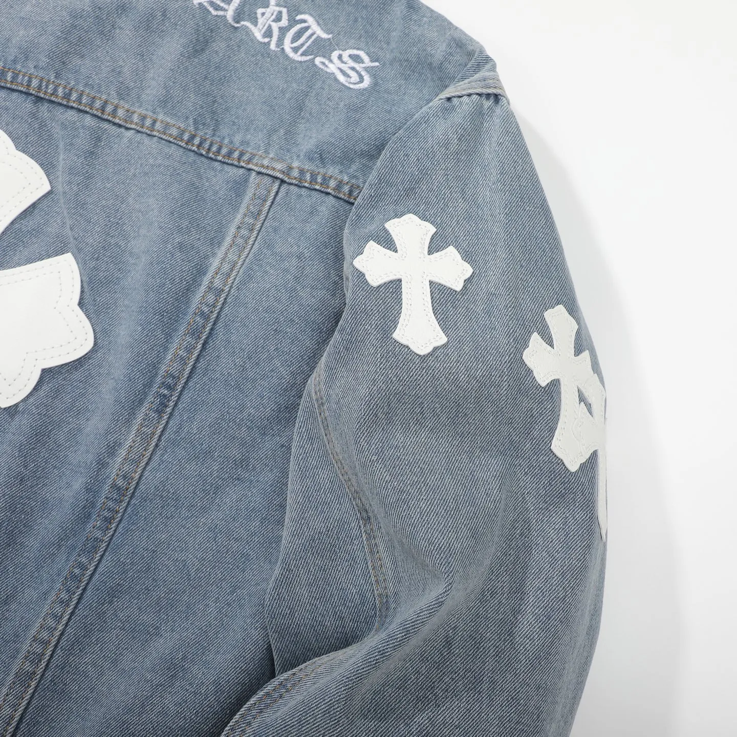 P270 Chrome/Hearts Chrome/Hearts Sanskrit embroidered cross-paved leather denim jacket. The whole piece of clothing is really heavy-duty. It is made of denim denim imported from Japan. It is washed after the finished product. The loss rate is very high. The overall distressed craftsmanship has a stylish upper body. The classic Sanskrit embroidery design on the back. The Behringer embroidery machine is precise and three-dimensional because of the old craftsmanship. From the hardware to the three labels, all molds are re-opened and made to order. 100% restored craftsmanship. Including the silver thread anti-counterfeiting, all are redone this year. All cross leathers are laser aligned. The leather difference is definitely not the same as the super fiber leather on the market. It uses this year’s new sheep leather. The finished embroidery guarantees the overall quality❗️ Color: light blue Size: S M L XL